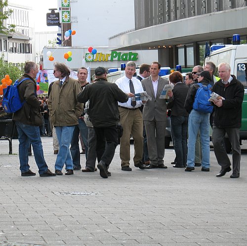 1mai-solingen-pro2-jf Foto: 1.5.2010 Solingen, Rouhs verteilt JF