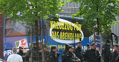 1mai-solingen-pro4-kreuzzug Foto: 1.5.2010, Bus mit Aufschrift "Kreuzzug für das Abendland"